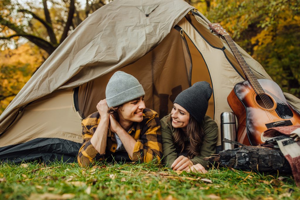 Możesz zatrzymać się na kempingu w namiocie, przyczepie kempingowej lub domku letniskowym.